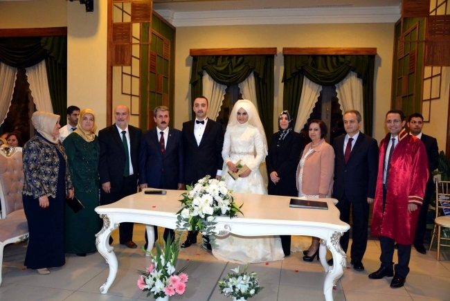 Nikah şahitliğini BBP Genel Başkanı Sn. Mustafa DESTİCİ, Sn. Gülefer YAZICIOĞLU ve AK Parti İstanbul Milletvekili Sn. Halide İNCEKARA'nın yaptığı nikah töreniyle Oğlumuz Semih ile Kızımız Elif Dünya Evine Girdi..